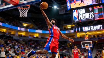 篮球直播画面 - NBA季后赛现场，球员投篮瞬间